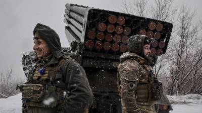 En esta imagen difundida por el servicio de prensa de la 24ta brigada mecanizada de Ucrania, se ve a los soldados ucranianos que se preparan para disparar un proyectil MRLS BM-21 hacia posiciones rusas cerca de Chasiv Yar. FOTO: