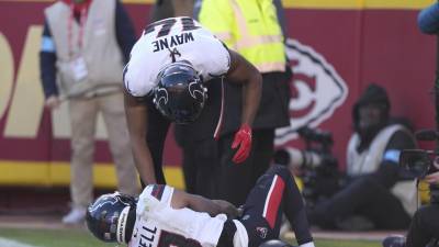 El receptor de los Texans, Tank Dell, fue dado de alta del hospital tras sufrir una lesión grave en la rodilla izquierda durante el partido contra los Chiefs.