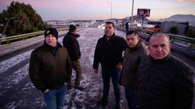 El alcalde Javier Díaz González supervisa las acciones de seguridad en el puente del bulevar Venustiano Carranza, donde bomberos esparcieron sal para retirar el hielo acumulado.