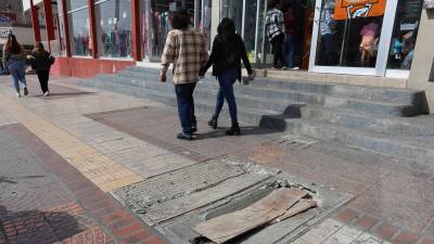 Los registros sin tapa son una trampa para el peatón; en la banqueta de la calle Victoria casi esquina con Xicoténcatl ya han caído varias personas.