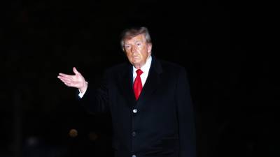 El presidente Donald Trump regresa a la Casa Blanca luego de un viaje a Clarksville, Tennessee, en el jardín sur de la Casa Blanca, el sábado 10 de octubre de 2026, en Washington.