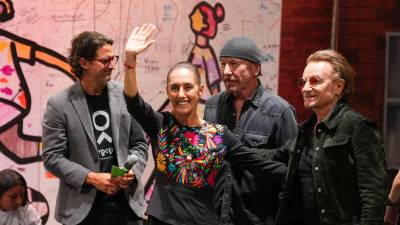La presidenta Claudia Sheinbaum y los integrantes de U2 coincidieron en la Asamblea General de la Copa Mundial de los Niños de la Calle o Street Child United