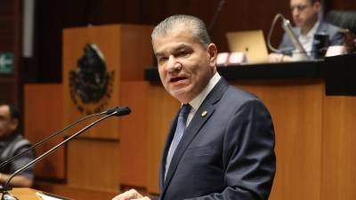 El senador Miguel Ángel Riquelme Solís presentó un exhorto en el Senado para exigir transparencia en el fallido proceso de descentralización de dependencias federales.