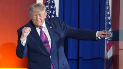El presidente Donald Trump gesticula tras pronunciar un discurso en el Monumento Nacional del Monte Rushmore, el viernes 3 de julio de 2026, cerca de Keystone, Dakota del Sur.