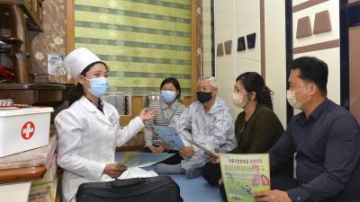 Una doctora visita a una familia durante una actividad para incrementar la conciencia en torno a las medidas de prevención del COVID-19 en Pyongyang, Corea del Norte.
