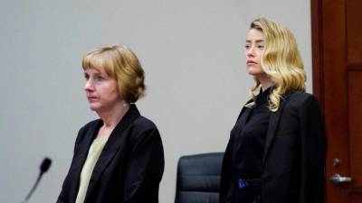 La abogada Elaine Charlson Bredehof y la actriz Amber Heard en la corte de Fairfax, en Virginia.