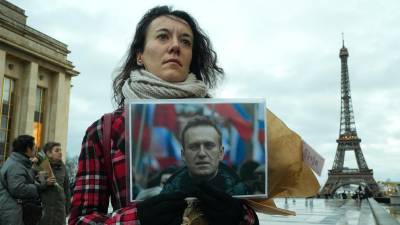 La rusa Ksenia Karacheva sostiene una imagen de Alexei Navalny durante una reunión en homenaje al fallecido líder de la oposición rusa, en la plaza Trocadero, el 22 de febrero de 2024 en París.