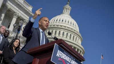 El líder demócrata de la minoría de la Cámara de Representantes, Hakeem Jeffries reúne a los demócratas para dar un discurso en las escalinatas del Capitolio en Washington, el miércoles 16 de septiembre de 2026.