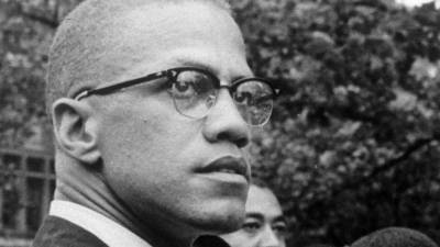 En esta foto de 1963, Malcolm X asiste a un mitin en Lennox Avenue y 115th Street en el barrio de Harlem de Nueva York. A 60 años de su asesinato aún está en el aire la pregunta, ¿quién ordenó el homicidio?.