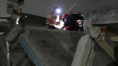 Integrantes de Cuerpos de Emergencia realizan labores de rescate este miércoles, en Caracas, Venezuela.