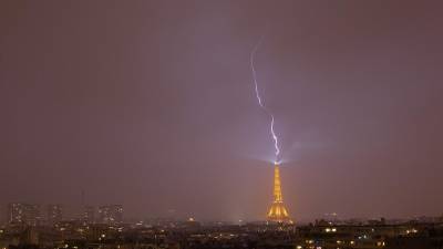 El cielo parisino desató una multitud de rayos durante el paso de violentas tormentas eléctricas; uno de ellos impactó en la Torre Eiffel de la capital sin provocar daños.