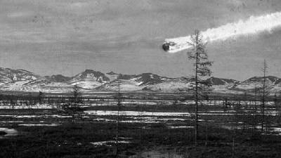 La explosión de Tunguska es uno de los eventos más misteriosos de la historia moderna. Ocurrió en 1908 y liberó una energía comparable a 300 bombas atómicas, devastando miles de kilómetros cuadrados en Siberia sin dejar un cráter visible.