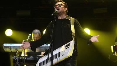 El cantante Aleks Syntek sumó un nuevo capítulo a sus polémicas, ya que durante el concierto como parte del Grito de Independencia el intérprete de ‘Duele el amor’ regañó a los asistentes del show.