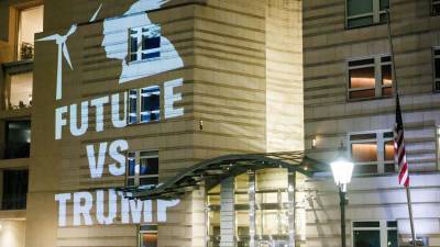 Una proyección en la fachada de la embajada de Estados Unidos dice ‘Futuro vs. Trump - Greenpeace’ en Berlín. Greenpeace organizó una protesta contra la retirada de EU del Acuerdo climático de París