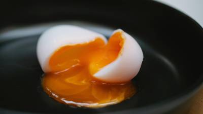 Los huevos crudos conservan más de sus nutrientes en comparación con los huevos cocidos en exceso.