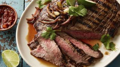 El Premio Nobel de Medicina Harald Zur Hausen advierte que el consumo habitual de carne de res y leche podría incrementar el riesgo de cáncer de colon y otras enfermedades degenerativas.