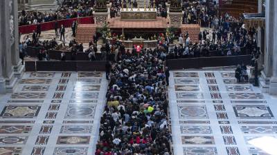 Las redes sociales están siendo protagonistas en el adiós al papa Francisco en medio de una creciente polémica por los ‘selfies’ que algunos visitantes han publicado frente a su féretro en la basílica de San Pedro.