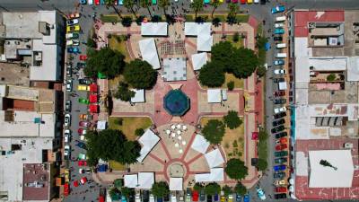 Los automóviles fueron colocados en las calles que rodean la Plaza de Armas de Ramos Arizpe, coloreando los pasillos de la Feria del Tamal 2022
