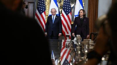El primer ministro israelí, Benjamin Netanyahu con la vicepresidenta estadounidense, Kamala Harris en una reunión en la Oficina Ceremonial del Vicepresidente en el complejo de la Casa Blanca en Washington.