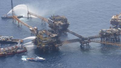 Pese a que el vertido alcanzó los 50 kilómetros cuadrados (mil veces el Zócalo de la CDMX) y hubo maniobras de contención iniciales, el Gobierno federal ocultó el incidente y permitió que el crudo avanzara.