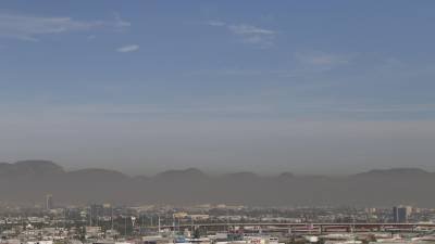 Los sensores de calidad del aire en la ciudad registran partículas contaminantes y gases, generando información clave para la planeación urbana y la salud pública.