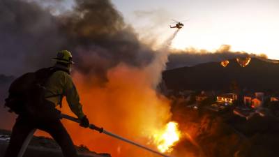 Bomberos y rescatistas trabajan a marchas forzadas para poder controlar el fuego.