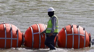 Las boyas flotantes representan un esfuerzo conjunto de ingenieros y personal militar texano.