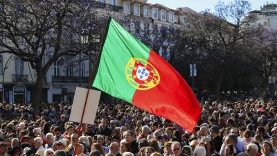 La gente participa en un desfile que conmemora el 50º aniversario de la Revolución del 25 de Abril en Lisboa, Portugal.