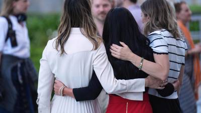 Padres de niños que fueron víctimas de las plataformas de redes sociales se abrazan a las afueras del Tribunal Superior de Los Ángeles tras escuchar los alegatos finales.