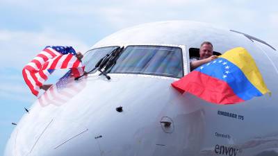 Tras el aterrizaje, el piloto del avión desplegó por la ventana una bandera de Venezuela, mientras los pasajeros bajaron las escaleras portando banderines del país suramericano.