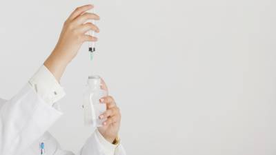 El uso de sueros vitaminados ha ganado popularidad en clínicas y redes, pese a advertencias sobre riesgos y falta de evidencia médica.