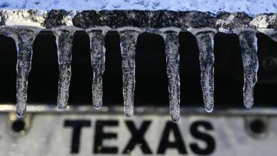 Carámbanos congelados cuelgan de un vehículo durante una helada tormenta invernal en Galveston, Texas.