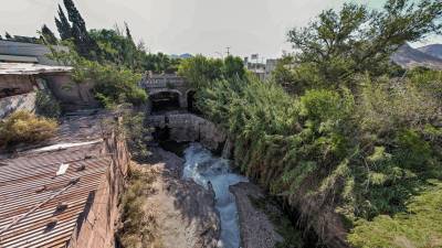 Análisis realizados por la Facultad de Ciencias Químicas identificaron plomo en el agua del Arroyo del Pueblo, un problema que afecta la calidad del agua en la región.