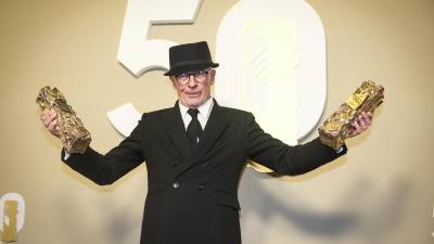 Jacques Audiard celebrando el triunfo de dos de las categorías en los Premios César en Francia.