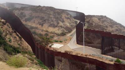 Fotografía del 8 de octubre de 2024 donde se muestra un tramo de la valla fronteriza entre Estados Unidos y México, en San Diego, California (Estados Unidos).