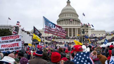 Los alborotadores leales al presidente Donald Trump aparecen en la fotografía en el Capitolio de los Estados Unidos en Washington, el 6 de enero de 2021.