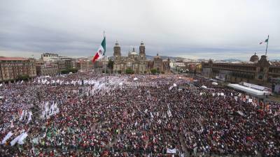 Tal como hace 50 años, cuando gobernaba el viejo PRI, asevera Riva Palacio que ayer el Zócalo estuvo ocupado mayoritariamente por los grandes sindicatos −maestros, petroleros, obreros y electricistas− y militantes del partido en el poder, quehoy es Morena.