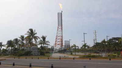 El gobierno de la presidenta Claudia Sheinbaum detalló información sobre el costo de la Refinería Olmeca, ubicada en Dos Bocas, Tabasco, el cual es de 20 mil 168 millones de dólares, de acuerdo con información del Paquete Económico 2025 dado a conocer la semana pasada por la Secretaría de Hacienda y Crédito Público (SHCP).