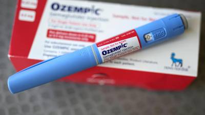 Los reguladores de medicamentos en Europa no han encontrado evidencia de que losr la diabetes y para bajar de peso como Ozempic y Wegovy estén relacionados con un mayor riesgo de pensamientos suicidas.