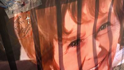 Una pancarta con notas de cientos de simpatizantes para Nancy Guthrie, la madre desaparecida de Savannah Guthrie, afuera de la sala de redacción de KVOA el 6 de marzo de 2026, en Tucson, Arizona.