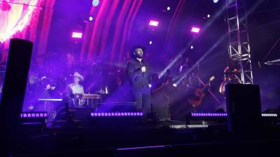 Carin León vence al frío y hace cantar al público saltillense en concierto