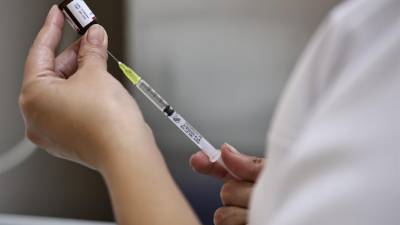 Brigadas de vacunación intensificaron la aplicación de dosis en escuelas, supermercados y mediante recorridos casa por casa para frenar la propagación del virus.