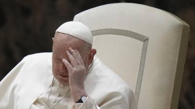 El papa Francisco se toca la frente durante su audiencia general semanal en el Vaticano, el miércoles 12 de febrero de 2025. (AP Foto/Alessandra Tarantino)