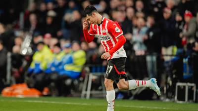 Hirving Lozano entró al campo al minuto 86 mientras la afición del Philips Stadion coreaba su nombre en un emotivo homenaje.