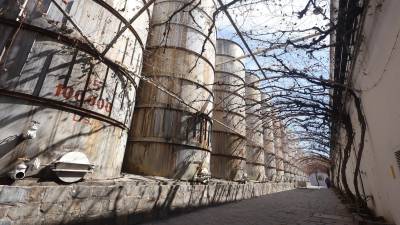 Casa Madero exhibió a medios de comunicación un video que evidencia el desvío del líquido.