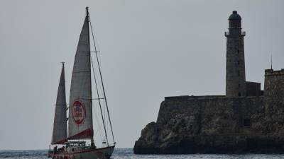 El navío Astral, de la organización humanitaria española Open Arms, llega el domingo 19 de julio de 2026 a la bahía de La Habana, Cuba, informó AP.