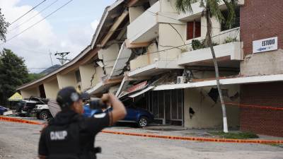 Edificación afectada por el terremoto de magnitud 7,7 que sacudió el sureste de Panamá, con una profundidad de 10 kilómetros y generó daños en varios edificios y carreteras cercanas a la localidad de Tonosí, epicentro del temblor, este viernes en Penonomé.