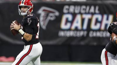 Kirk Cousins dejará su puesto como quarterback de los Falcons, luego de la decisión del coach de dejarlo en la banca.