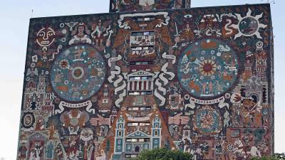 Las fallas en el primer examen de admisión en línea de la UNAM incluyeron la cancelación de pruebas porque el sistema presuntamente confundió reflejos en lentes o pantallas con dispositivos prohibidos, resultados atípicos con puntajes extrañamente altos, la posible filtración previa de reactivos y fallas técnicas del sistema de supervisión remota.