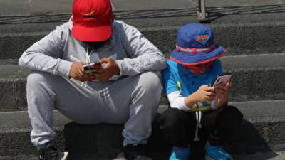 El nuevo padrón de telefonía móvil en México ha generado dudas entre padres y tutores sobre qué CURP debe registrarse en las líneas usadas por menores de edad.